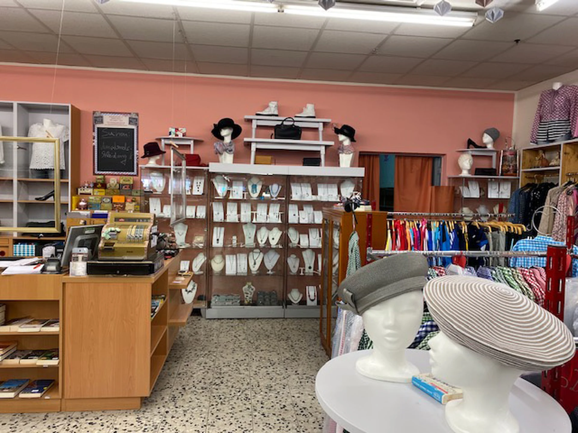 Second Hand Ahaus in Ahaus met tweedehands meubels en kleding