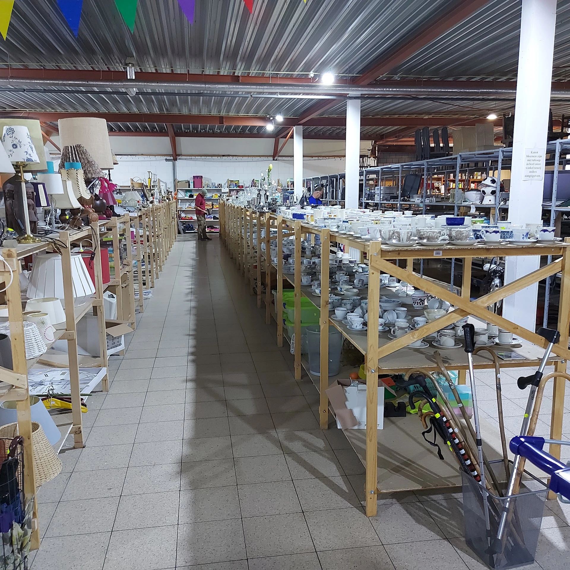 Kringloopwinkel Second Hand Gennep in Gennep met tweedehands boeken, elektronica en kleding