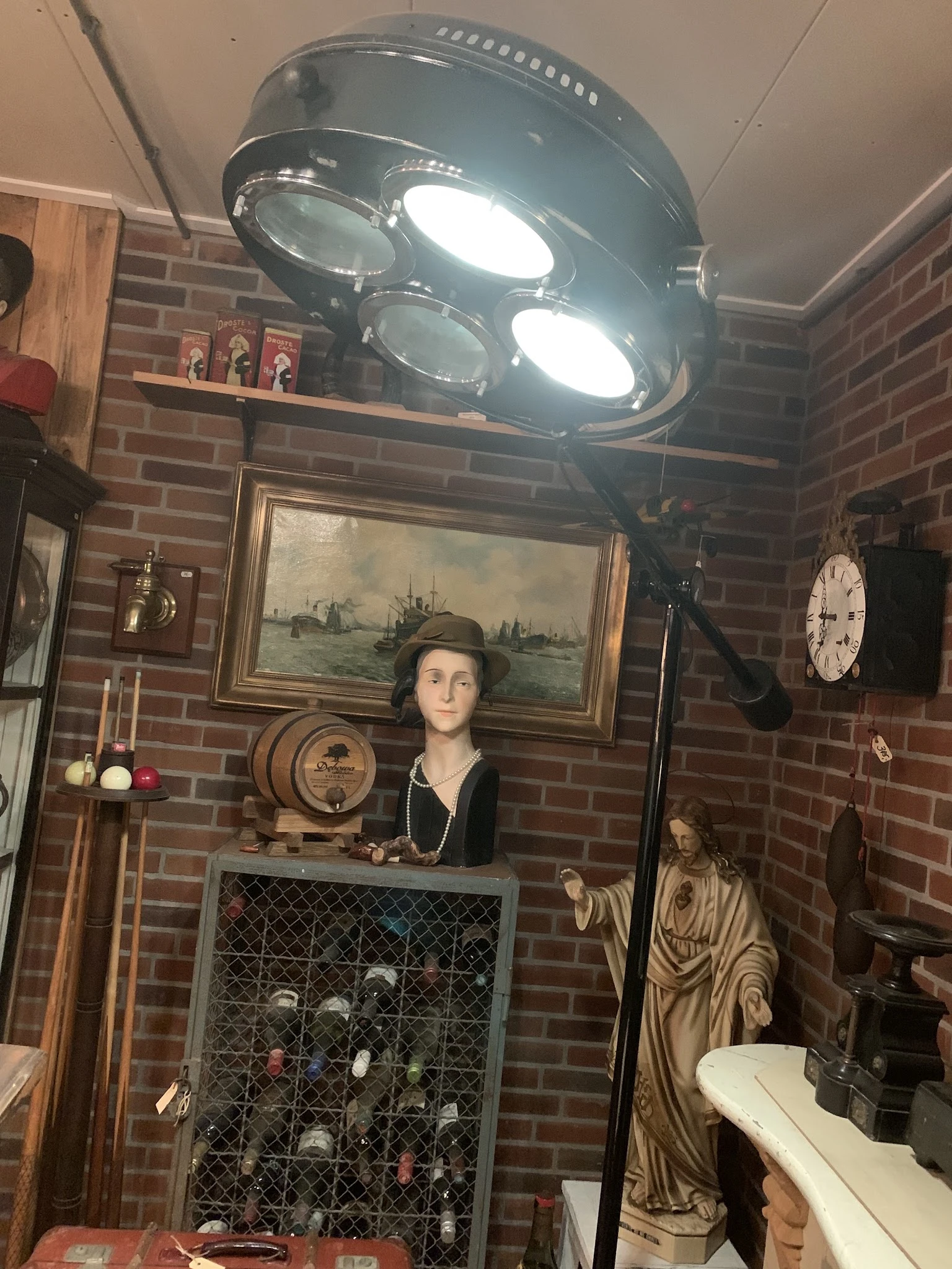 Kringloopwinkel interieur met bakstenen muur, vintage pop-up display met mannequin en maritieme kunstwerken, verlichting en k