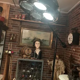 Kringloopwinkel interieur met bakstenen muur, vintage pop-up display met mannequin en maritieme kunstwerken, verlichting en k