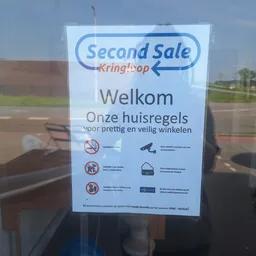 Welkomstbord met huisregels voor Second Sale Kringloop winkel