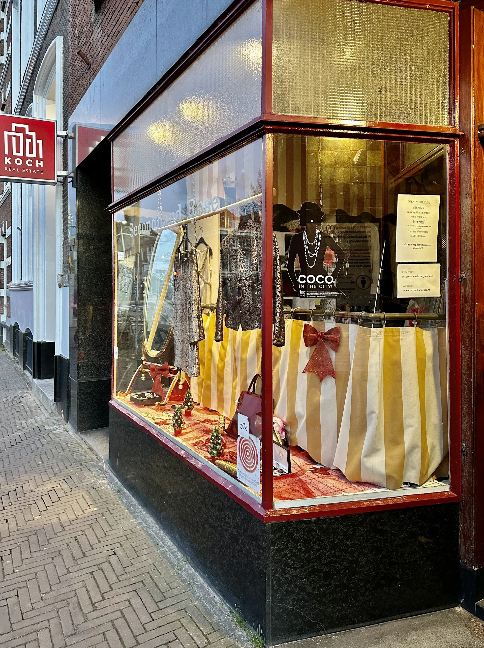 Kringloopwinkel Secondhand Rose in Den Haag met tweedehands accessoires, hoeden en jassen