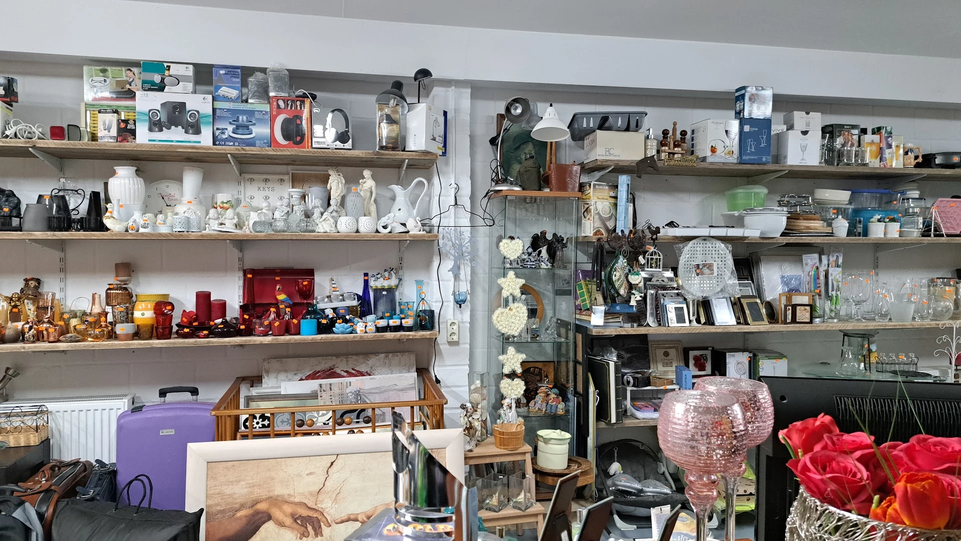 Secondhand Treasures by Joyce in Born met tweedehands meubels en kleding