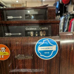 Antieke houten geldkist of speelautomaat met merklogo's en display