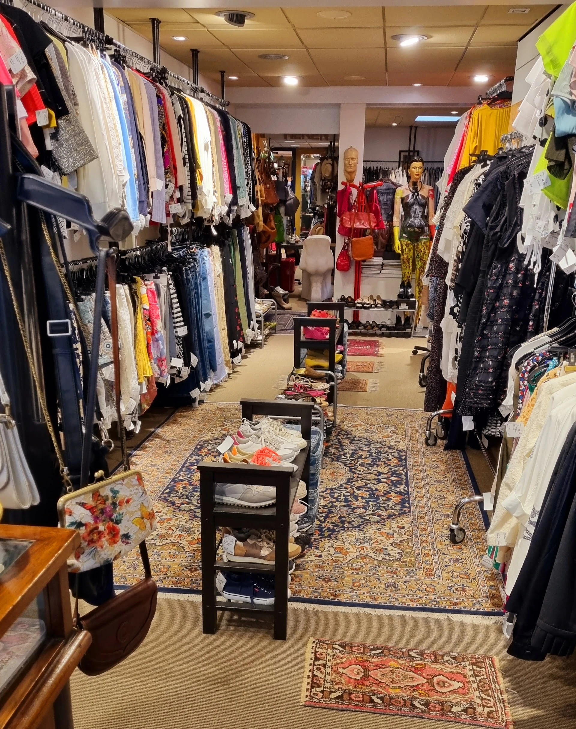 Kringloopwinkel Secondhand4All Maastricht in Maastricht met tweedehands accessoires, dameskleding en jassen