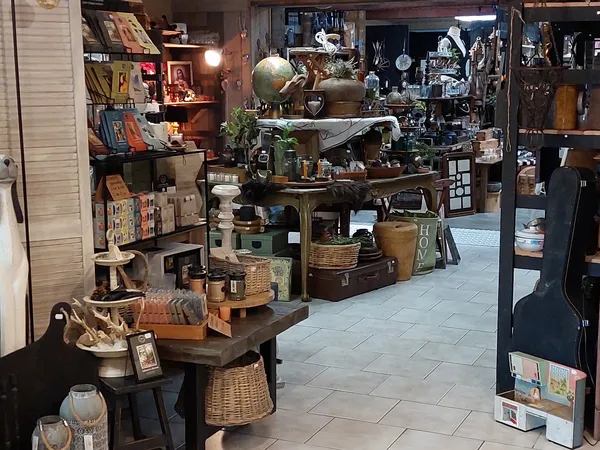 Winkelvloer met diverse uitgestalde spullen, meubels, decoratie en curiosa in een kringloopwinkel