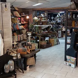 Winkelvloer met diverse uitgestalde spullen, meubels, decoratie en curiosa in een kringloopwinkel