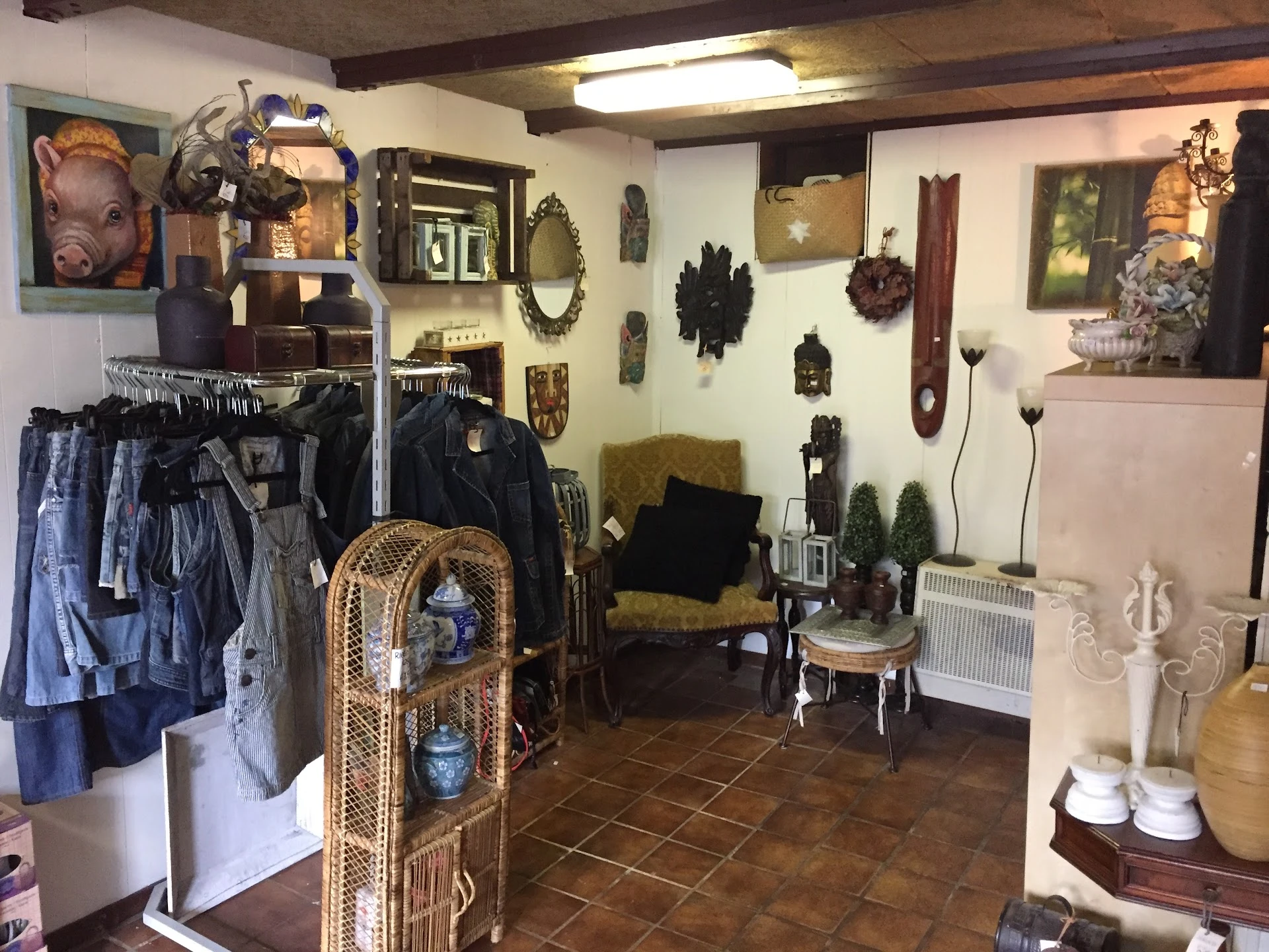 Kringloopwinkel sis-co secondhand in Bad Nieuweschans met tweedehands elektronische apparaten, meubels en vintage kleding