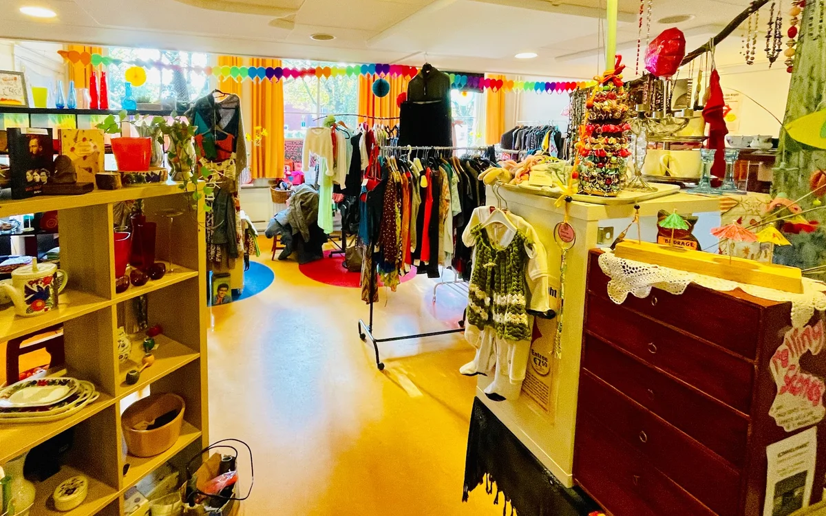 Kringloopwinkel Kringloopwinkel Sjaalom by KlaraLuna in Helvoirt