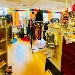 Kringloopwinkel Kringloopwinkel Sjaalom by KlaraLuna in Helvoirt