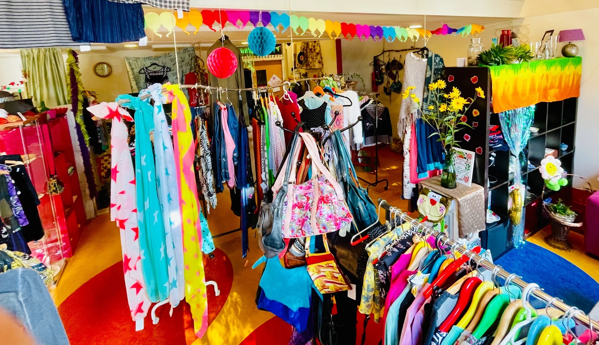 Kringloopwinkel Sjaalom by KlaraLuna in Helvoirt met tweedehands boeken, huis- en inrichting en kleding