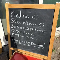 Schoolbord met prijzen voor kleding, schoenen, boeken, cd's/dvd's en overige spullen, met uitnodiging voor gezellige sneupen