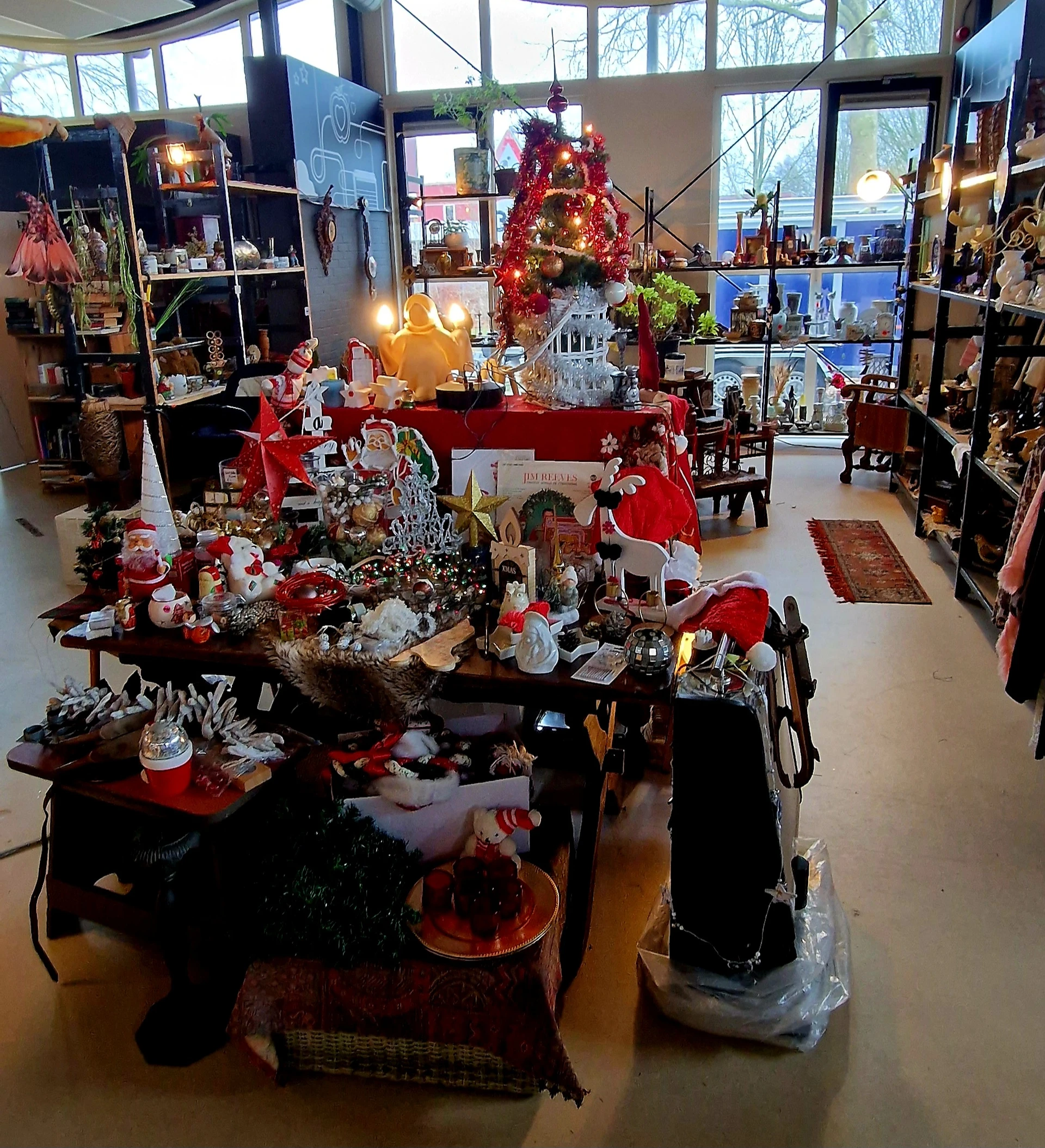 Sneuphal De Oude Bieb Stiens in Stiens met tweedehands meubels en kleding