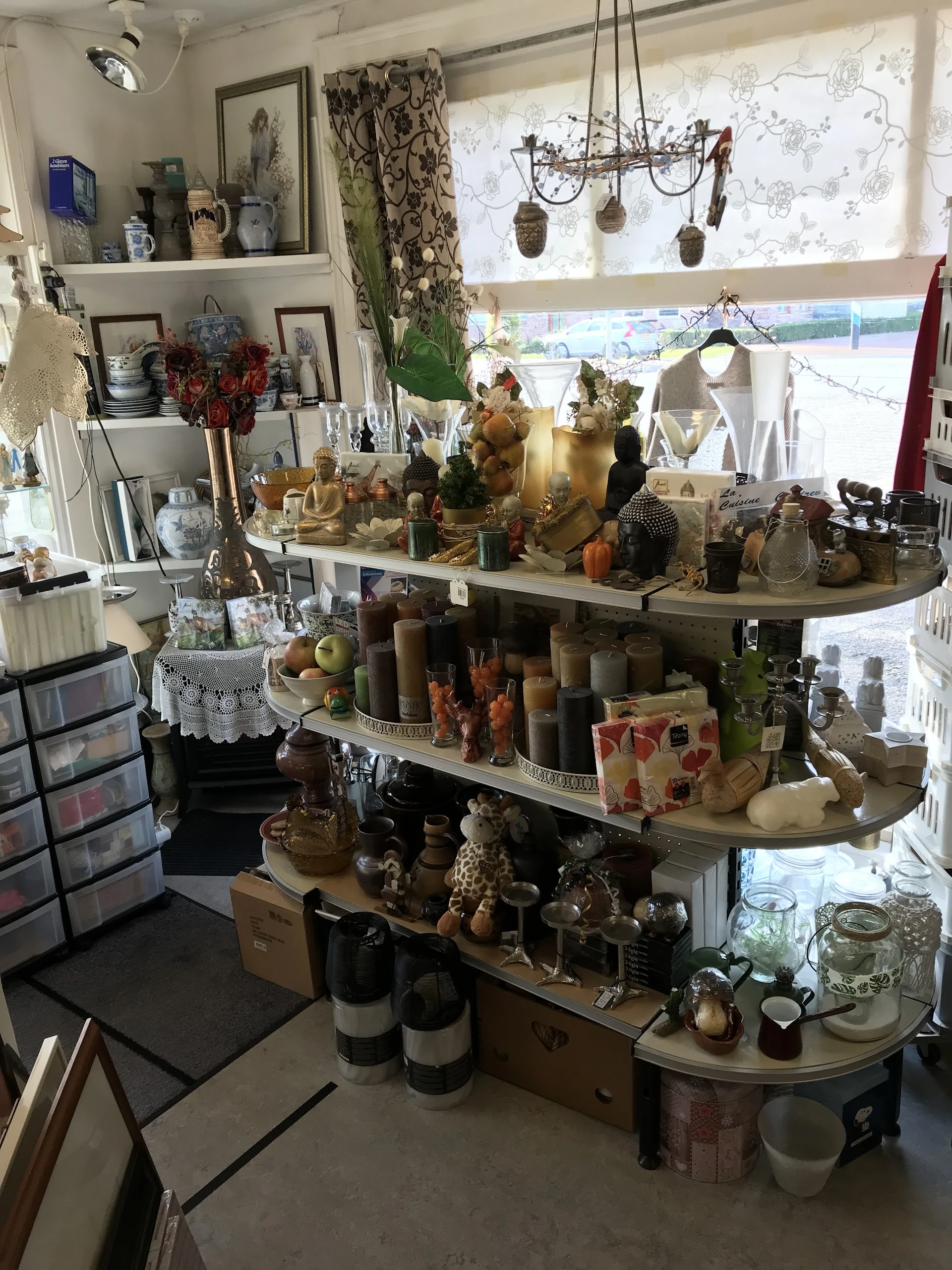 Kringloopwinkel Snuffel Boutique in Oosthuizen met tweedehands boeken, huis- en inrichting en kleding