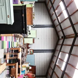 Zicht op winkelinterieur met stellingen, kleding en spullen, geroteerd perspectief