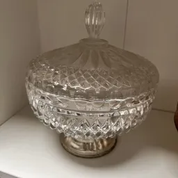 Kristallen bonbonnière met deksel op voet, helder geslepen glas met diamantpatroon