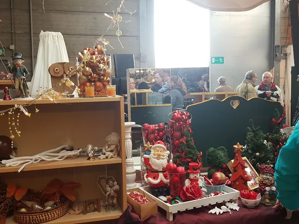 Kerstdecoratie en seizoensartikelen uitgestald in de winkel, met rode kerstballen, kaarsen en decoratieve items