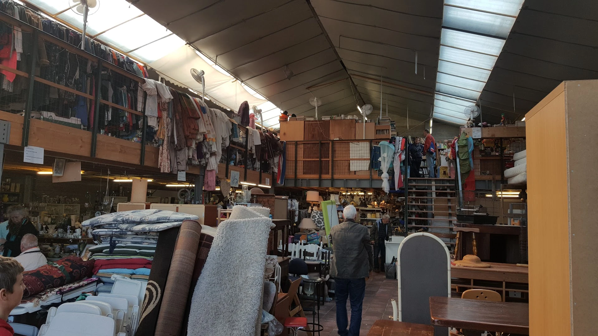 Kringloopwinkel Snuffelloods in Rockanje met tweedehands boeken, gereedschappen en huis- en inrichting