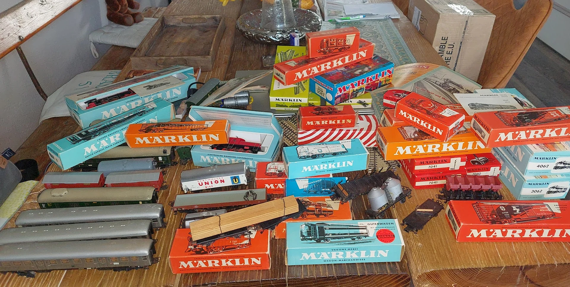 Verzameling vintage Märklin modeltreinsets en onderdelen uitgestald op tafel