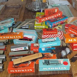 Verzameling vintage Märklin modeltreinsets en onderdelen uitgestald op tafel