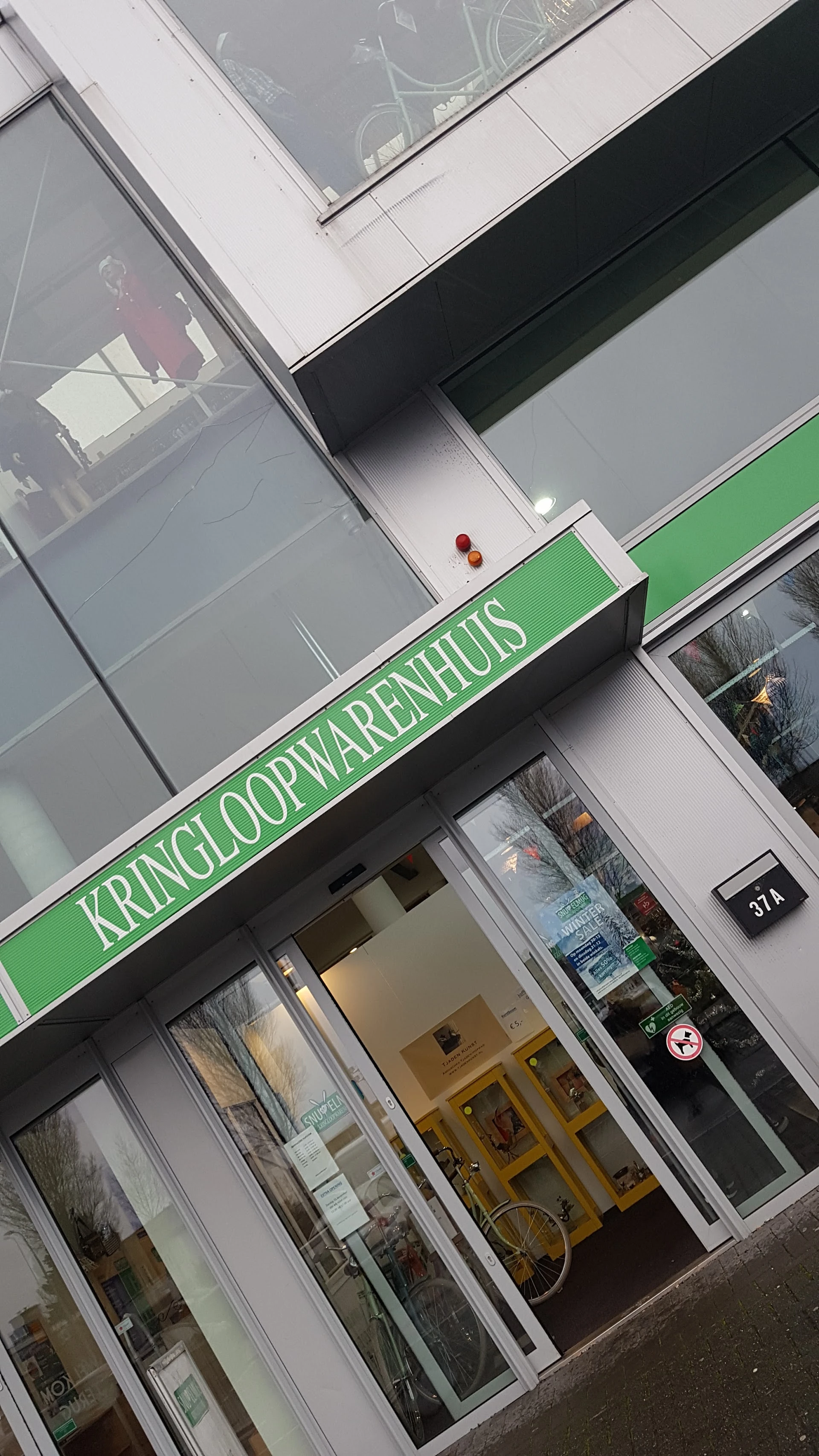 Kringloopwinkel Snuffelmug in Heemstede met tweedehands boeken, bouwmaterialen en elektrische fietsen