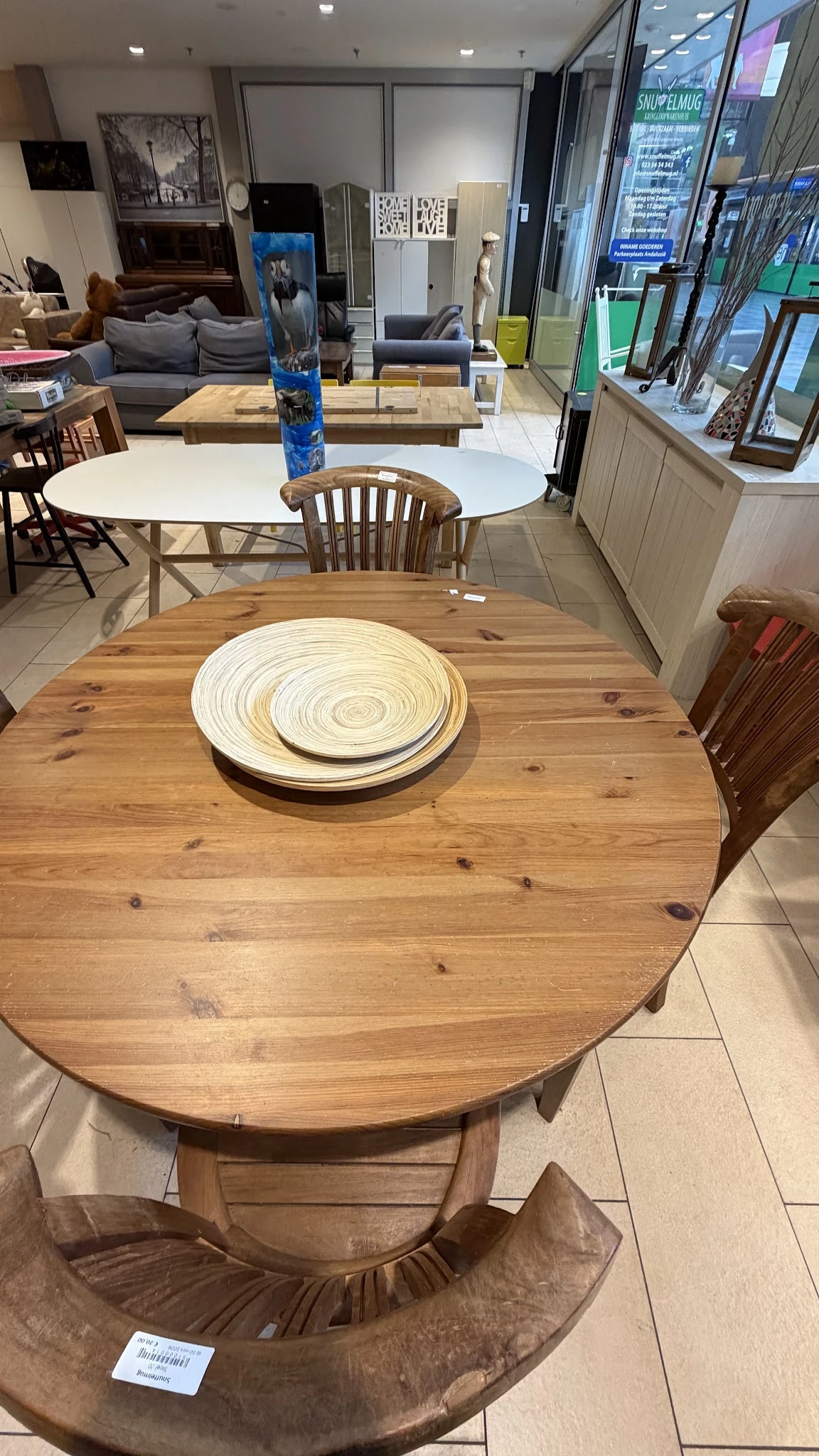 Houten eettafel met twee borden gemaakt van dunne houten schijven als placemats