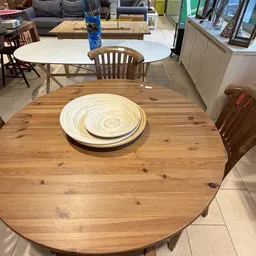 Houten eettafel met twee borden gemaakt van dunne houten schijven als placemats