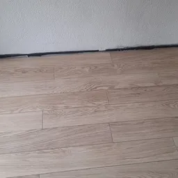 Laminaat houten vloer in een winkelruimte met grijze muur