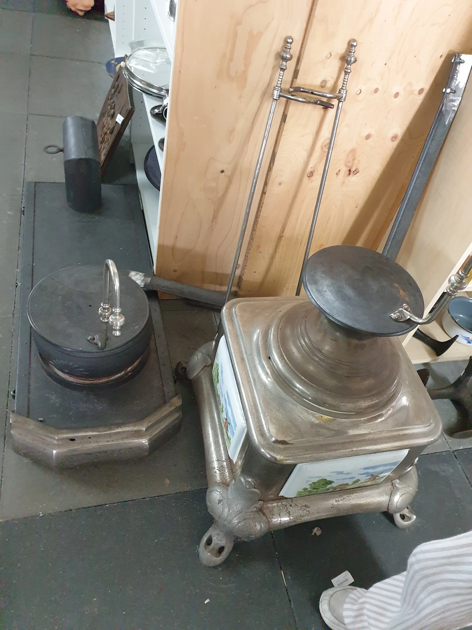 Gebruikt keukengerei en pannen op een tafel in de winkel