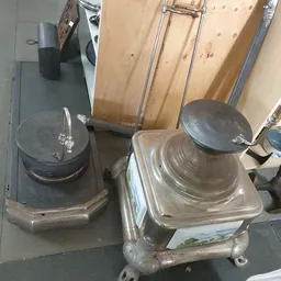 Gebruikt keukengerei en pannen op een tafel in de winkel