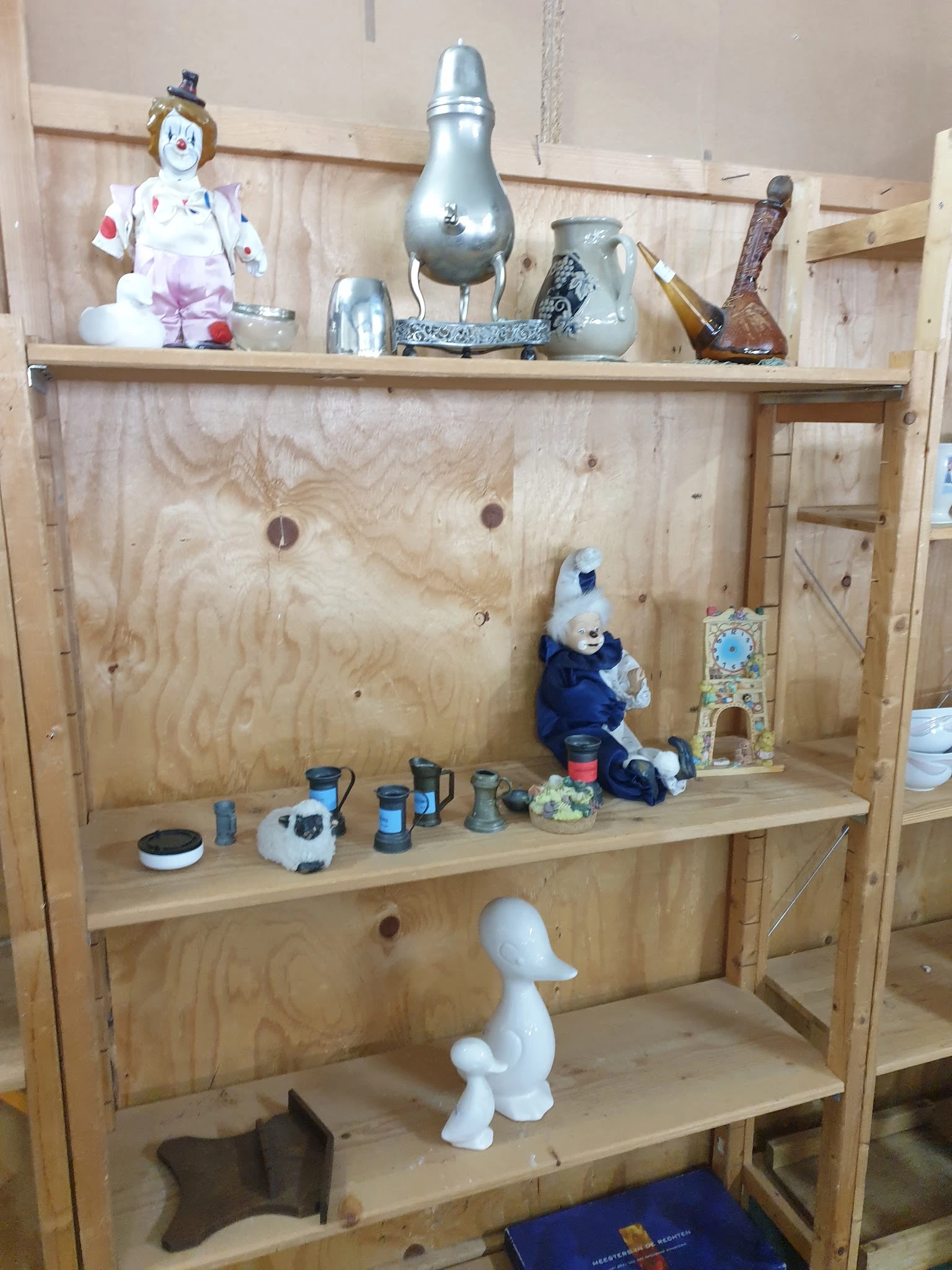 Houten kastje met diverse gebruiksartikelen en decoratiestukken op twee niveaus