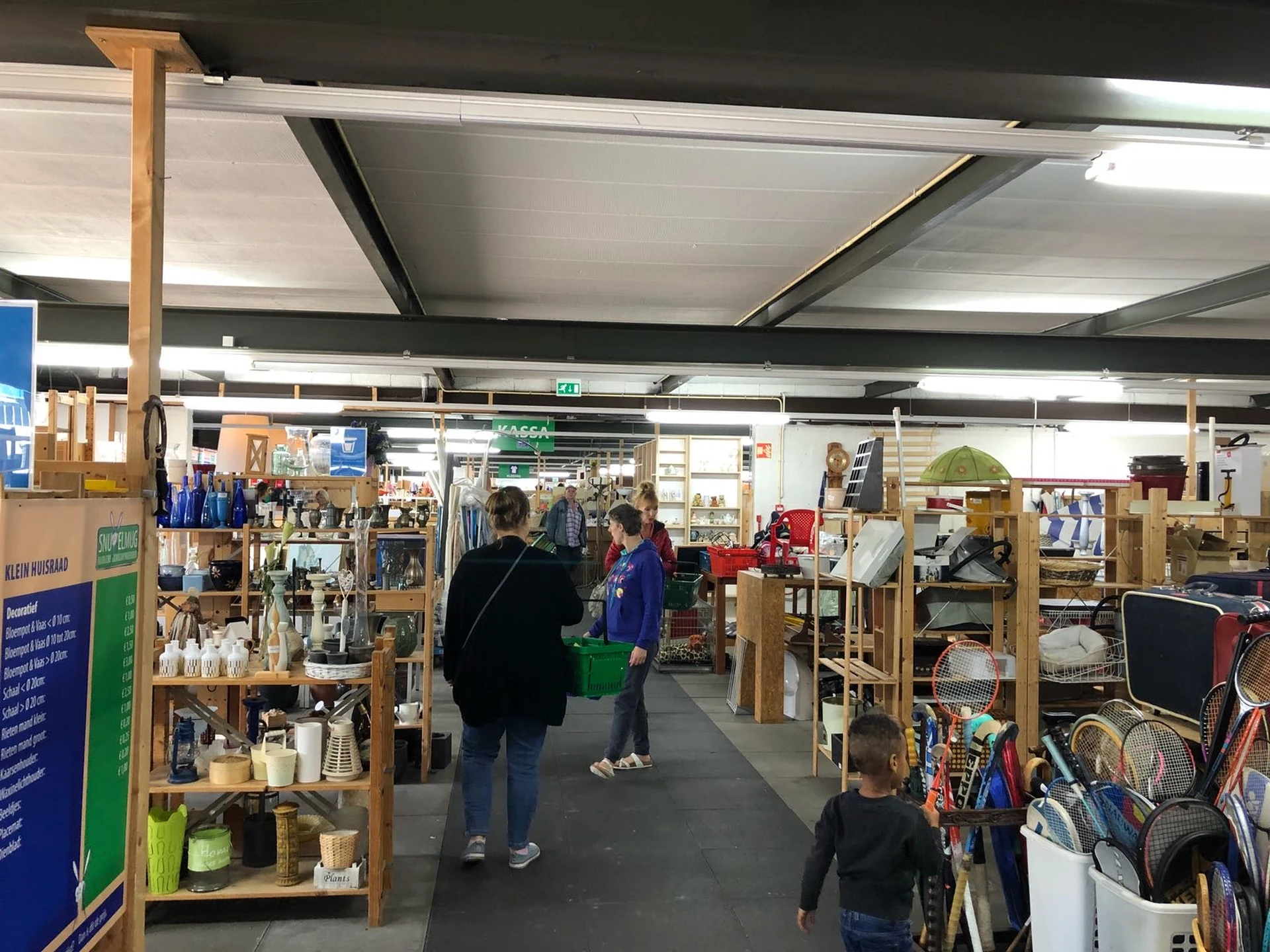 Snuffelmug Kringloopwarenhuis in Haarlem met tweedehands boeken, gereedschappen en huishoudelijke apparaten
