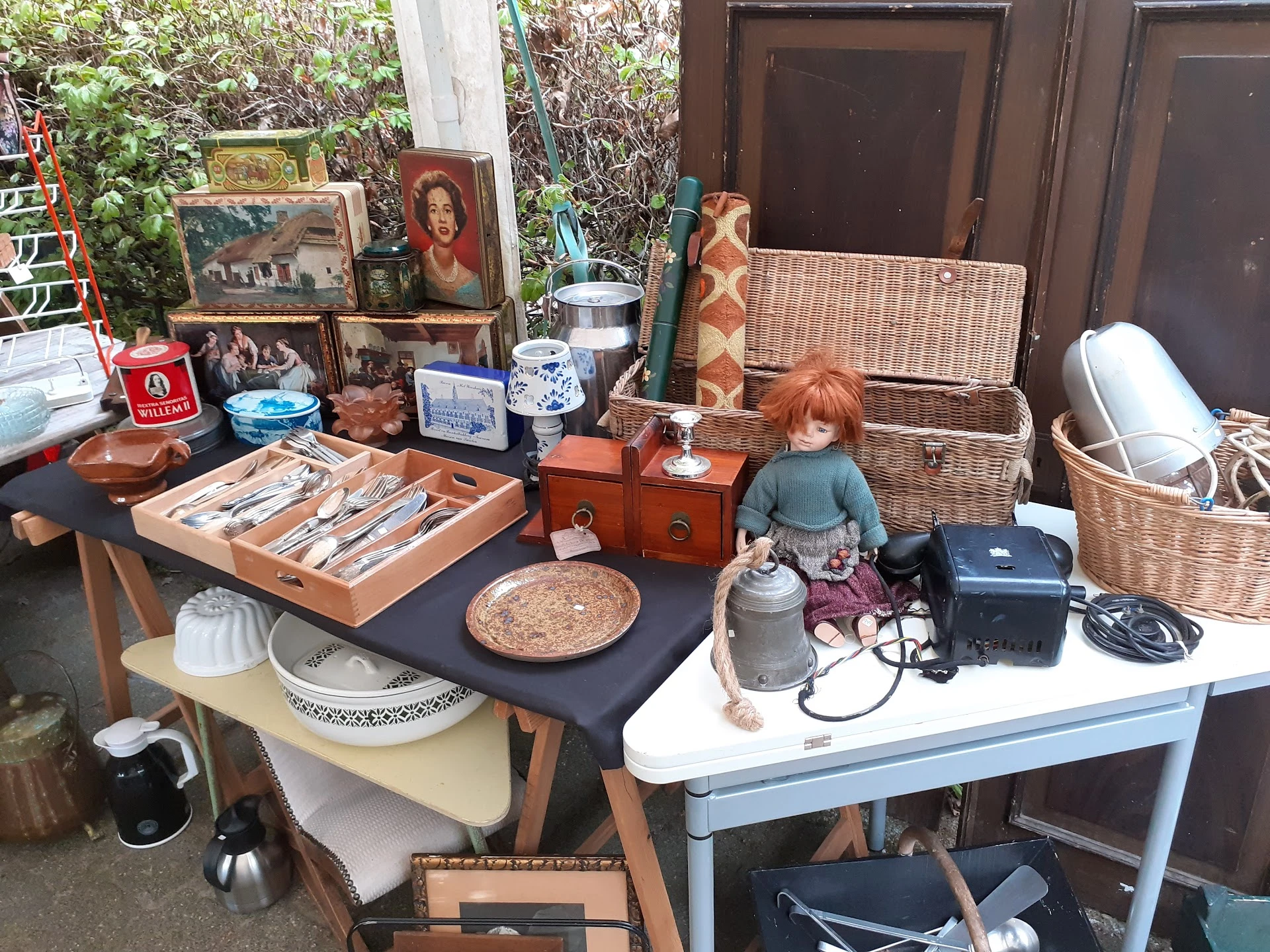 Kringloopwinkel snuffelschuur in Doorwerth met tweedehands huisdecoratie, meubels en vintage kleding
