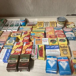 Verzameling vintage voedselproducten en blikken uitgestald op houten tafel
