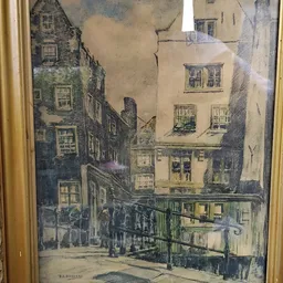 Ingelijste vintage prent van een drukke Parijse straatscène met gebouwen en voetgangers