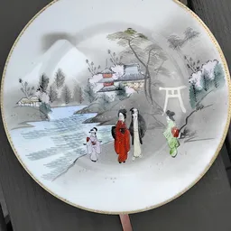 Decoratief porseleinen bord met Aziatisch landschap en figuren in traditionele kledij