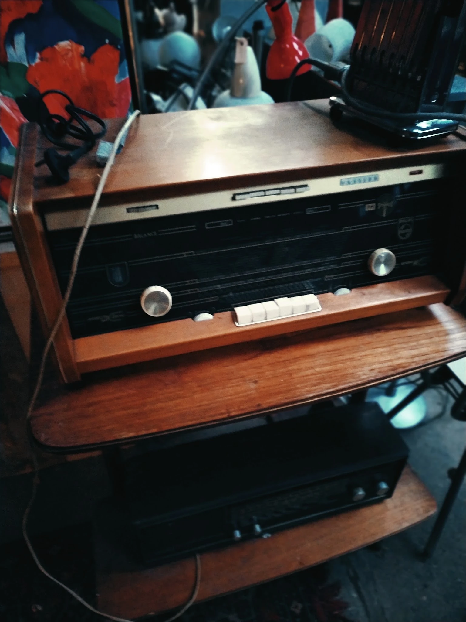 Vintage stereo-installatie met houten behuizing, versterker en draaitafel op elkaar gestapeld