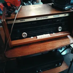 Vintage stereo-installatie met houten behuizing, versterker en draaitafel op elkaar gestapeld