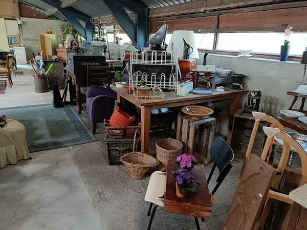 Winkelvloer met houten meubels, tafels, stoelen, manden en decoratieve items uitgestald