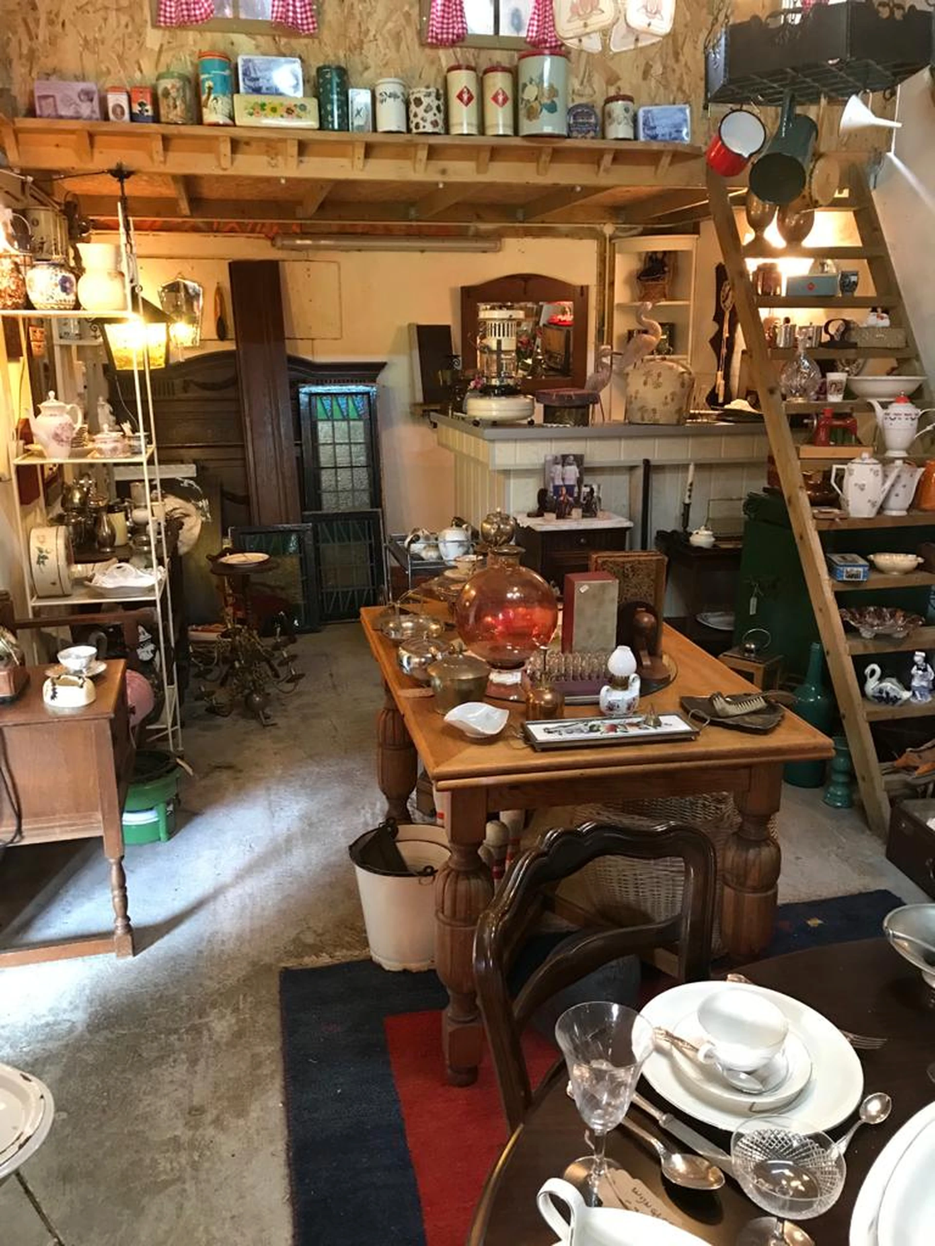 Kringloopwinkel Kringloopwinkel Snuffelschuurtje De Nuister Snuisterij in Nuis