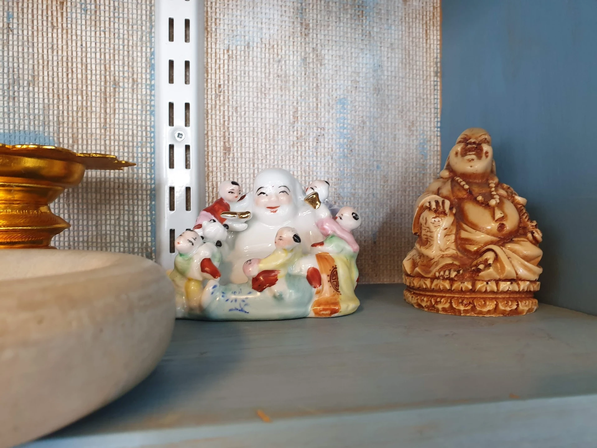 Decoratieve beeldjes en figuren uitgestald op een plank in de winkel