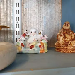Decoratieve beeldjes en figuren uitgestald op een plank in de winkel