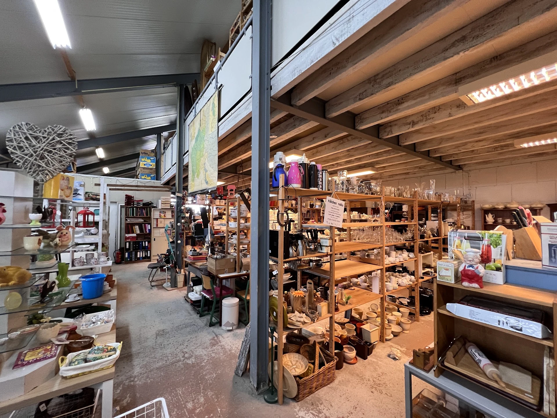 Kringloopwinkel Snuffelshop Wezep in Wezep met tweedehands boeken, kasten en kleding