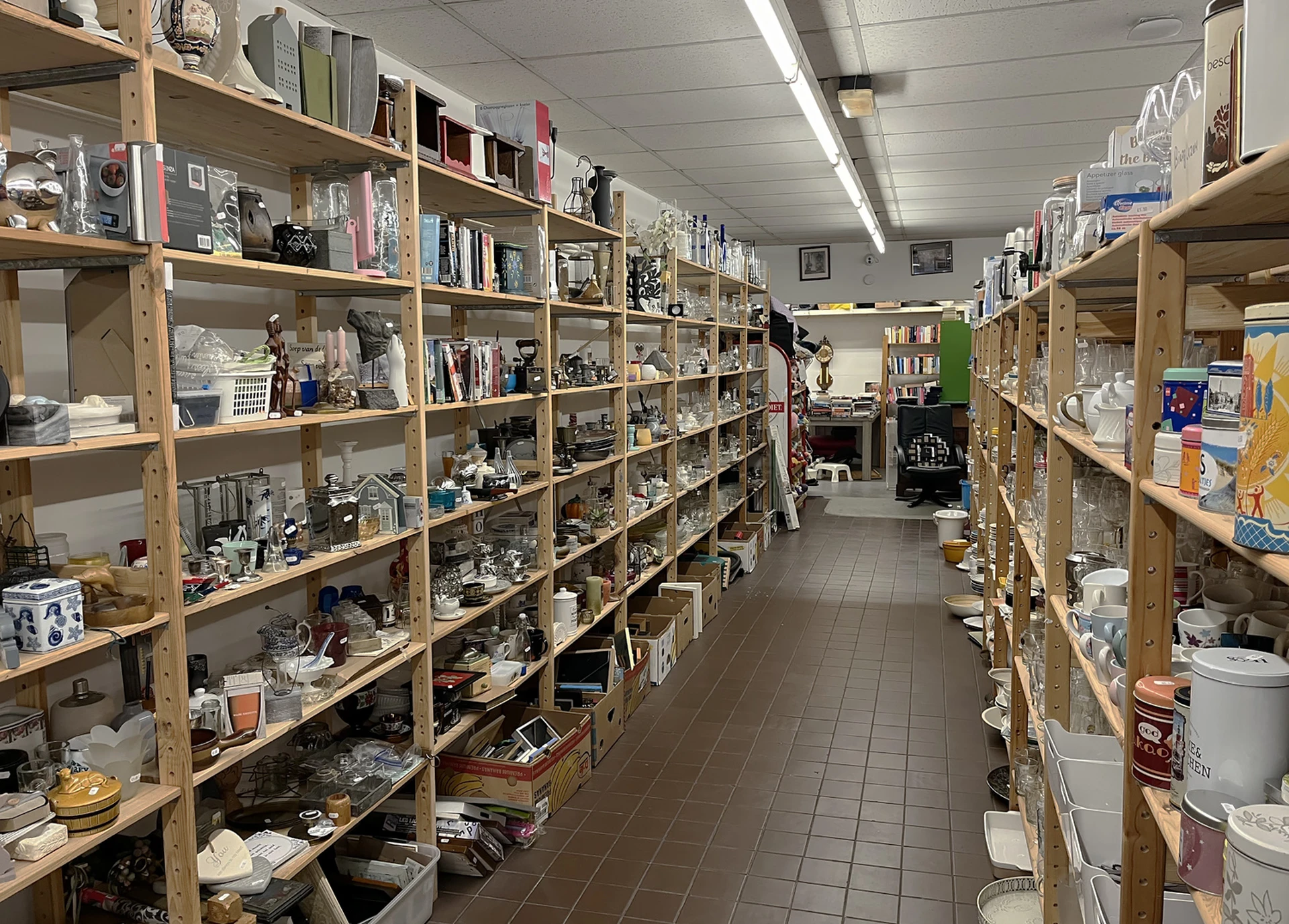 Kringloopwinkel Snuffelwinkel De Burcht in Oost-Souburg met tweedehands boeken, bouwmaterialen en gereedschappen