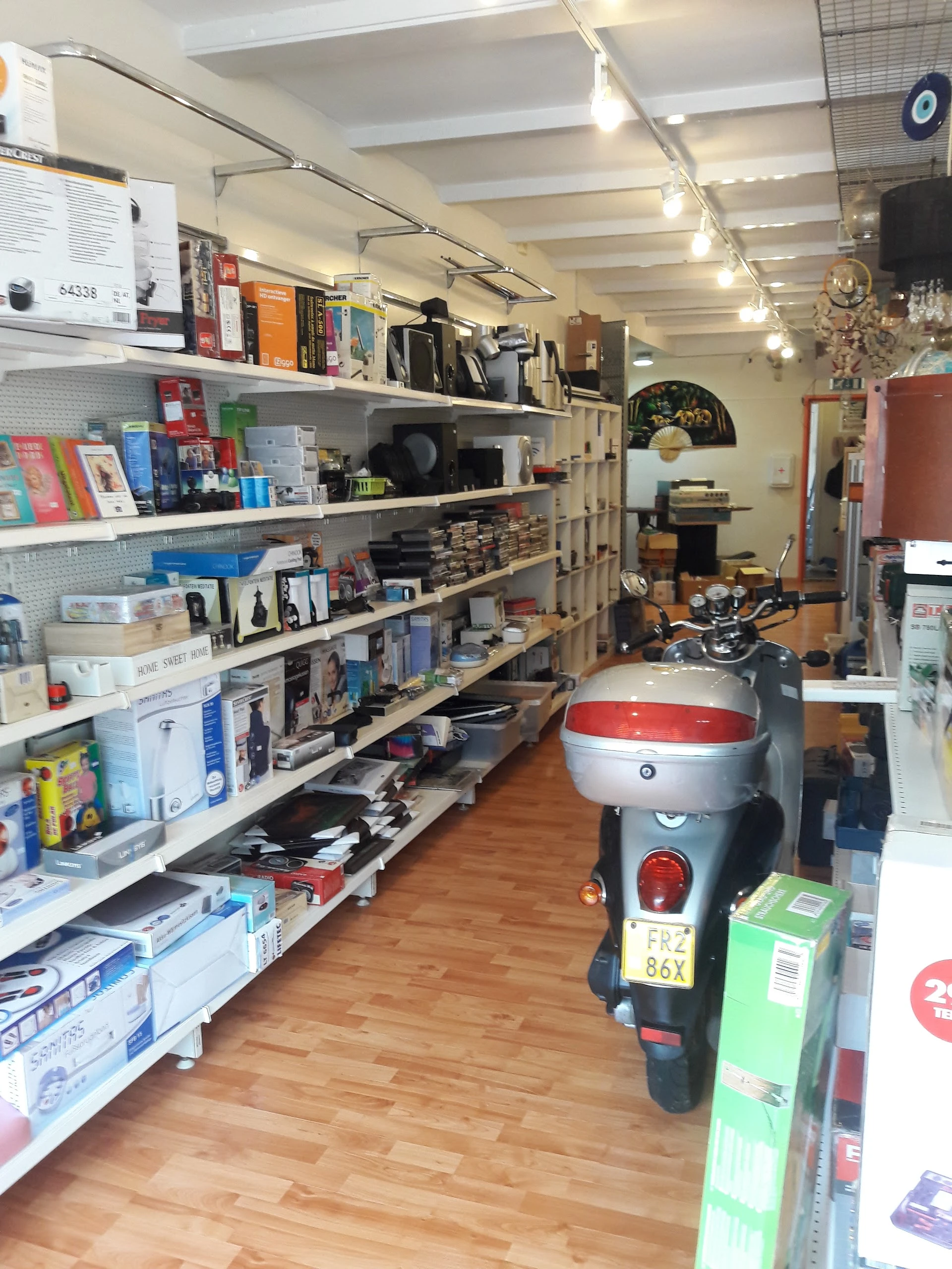 Kringloopwinkel Snuffelwinkel in Delfzijl met tweedehands boeken, elektronische apparaten en kleding