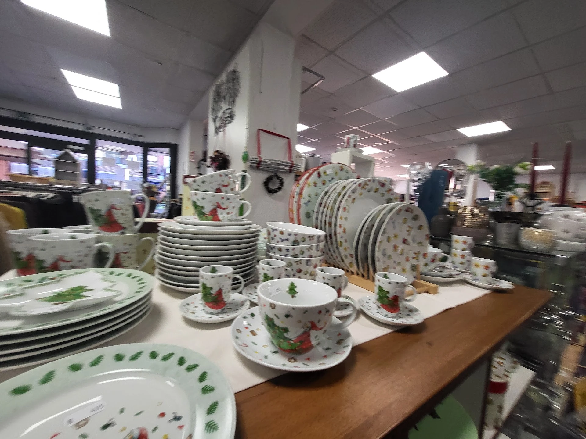 Social department store Meppen in Meppen met tweedehands meubels en kleding