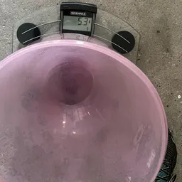Roze emaille teil of wasbak met donkere vlekken en vuil