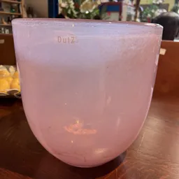 Glas met roze drank op een tafel in een kringloopwinkel
