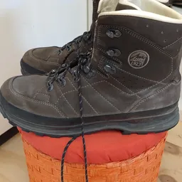 Bruine wandellaars met zwarte zolen op oranje en rood textiel