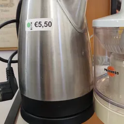 Roestvrijstalen waterkoker met prijssticker van €5,50 en zwart snoer